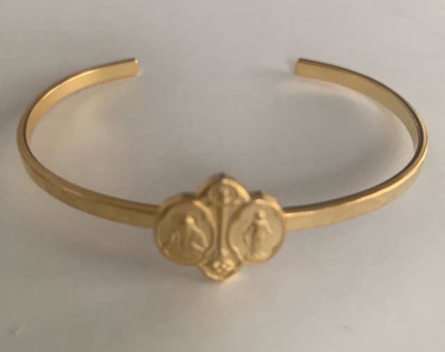 BR3WAY HAMMERED THIN CUFF WITH 3 WAY MEDAL