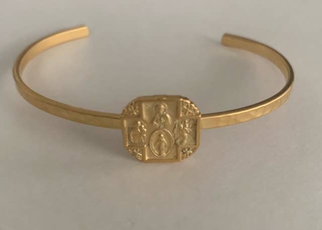BR4WAY HAMMERED THIN CUFF WITH 4 WAY SQUARE MEDAL