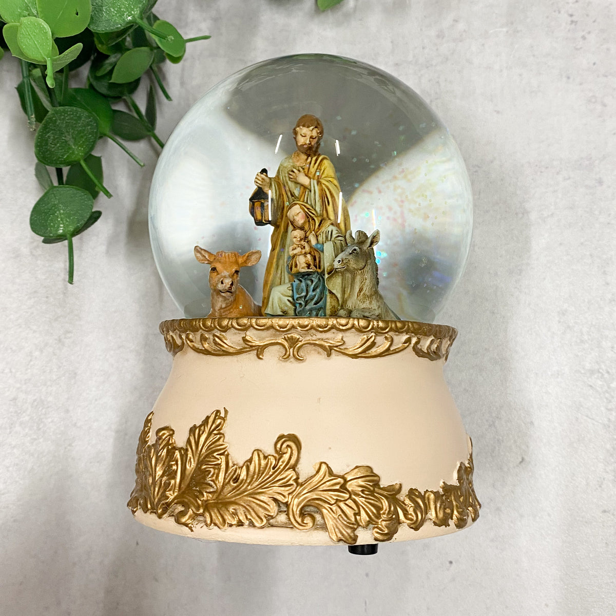 5.7"H MUS HOLY FAMILY, ANIMALS DOME 100 MM; WINDUP