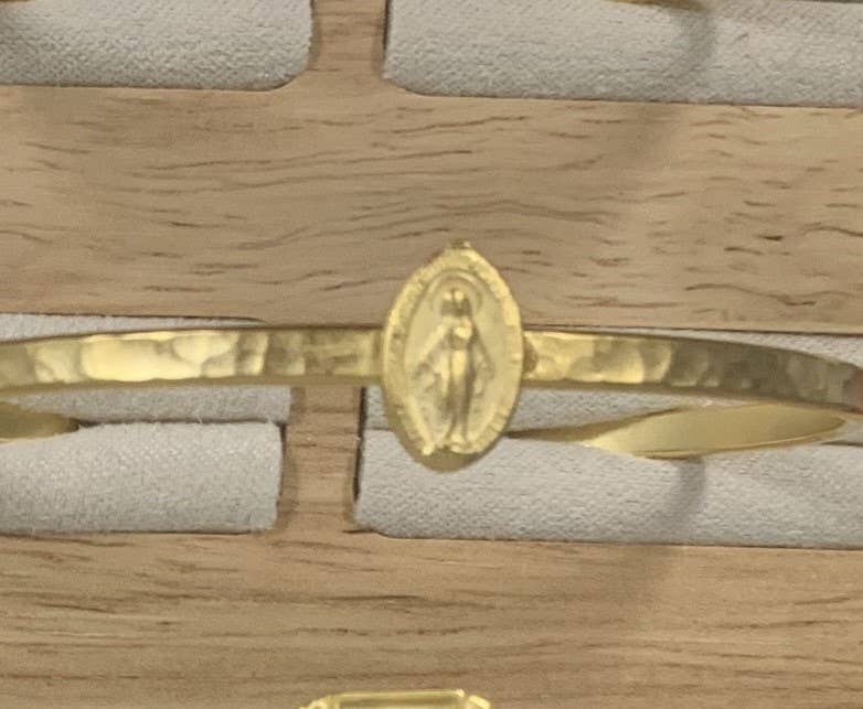 BRMARY HAMMERED THIN CUFF WITH MIRACULAS MARY MEDAL