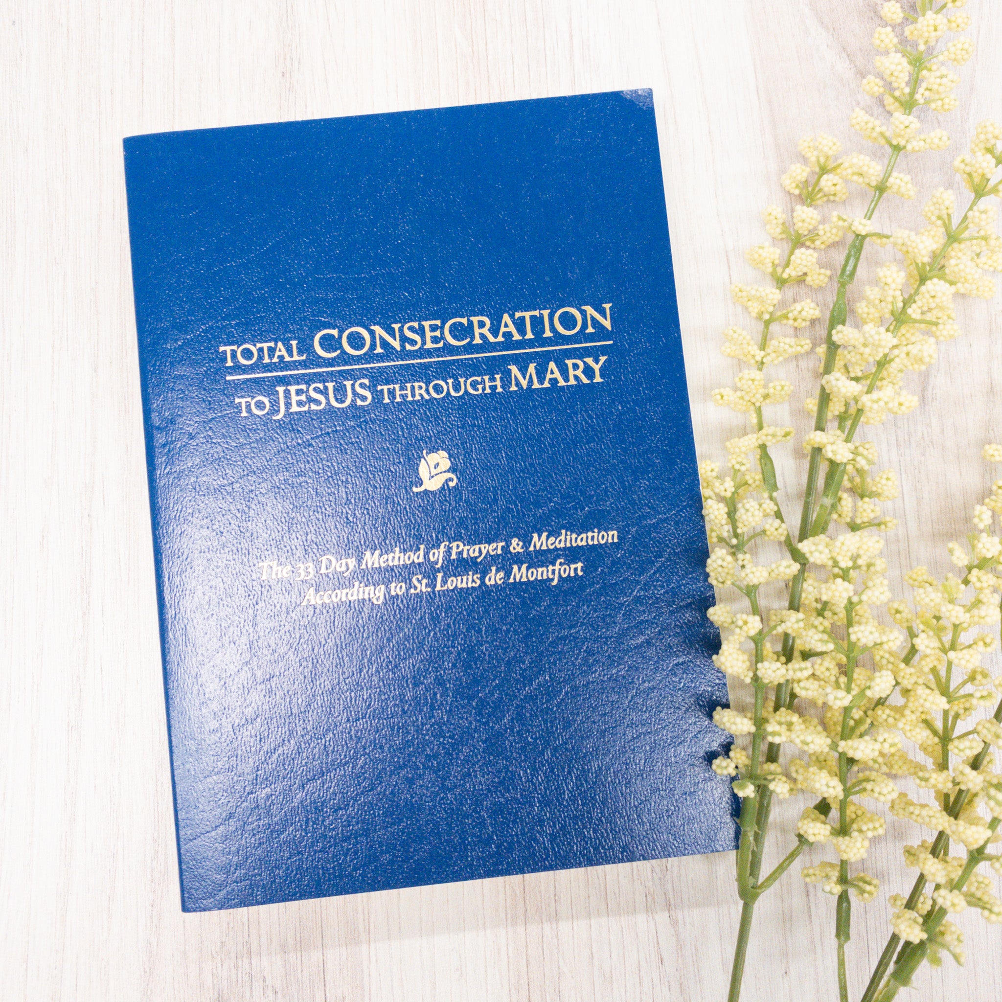 Total Consecration to Jesus Thru Mary: The 33 Day Method of Prayer & Meditation According to St. Louis de Montfort Crossroads Collective